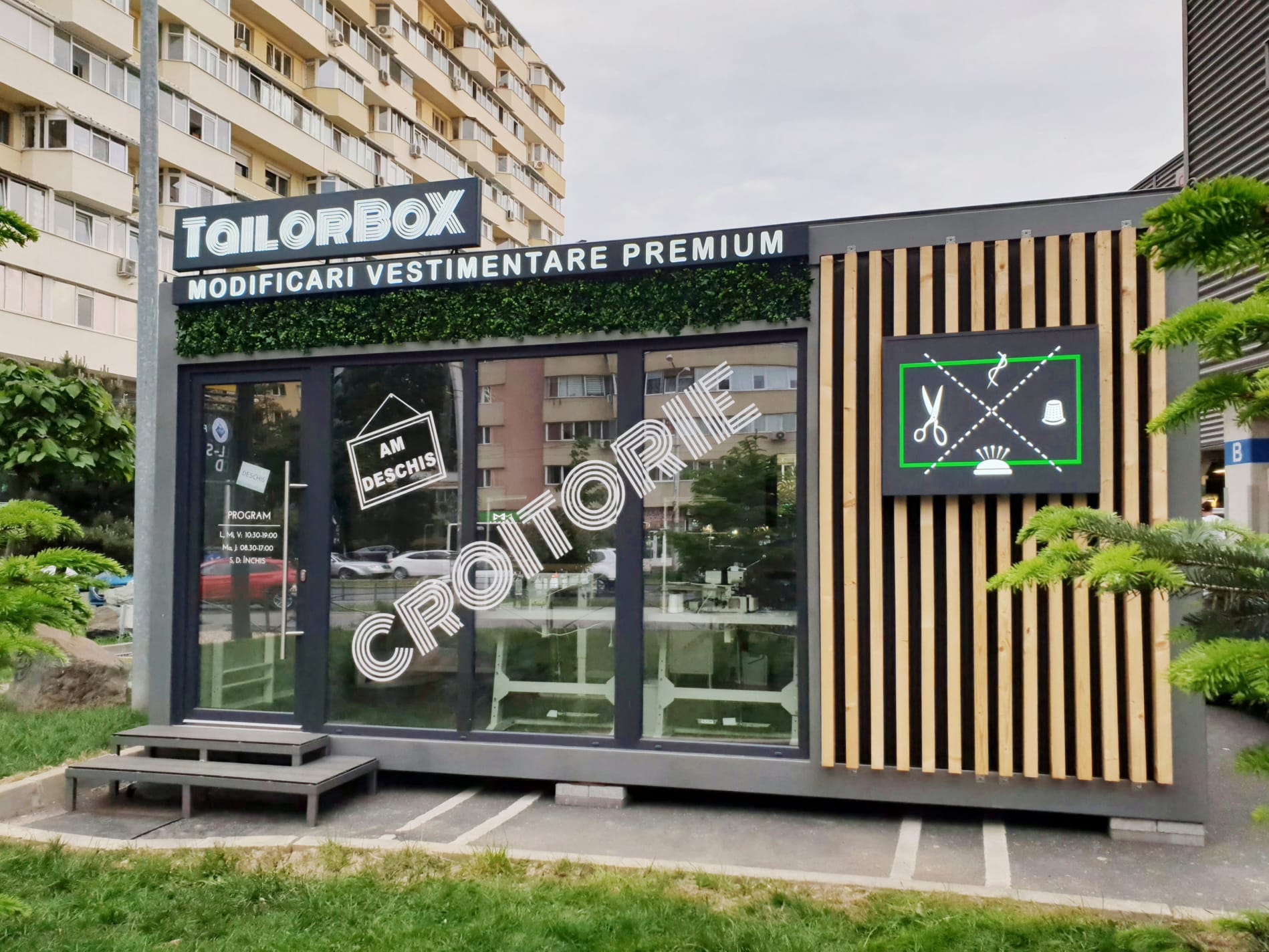 Imagine cu show-room construct modulara personalizata
